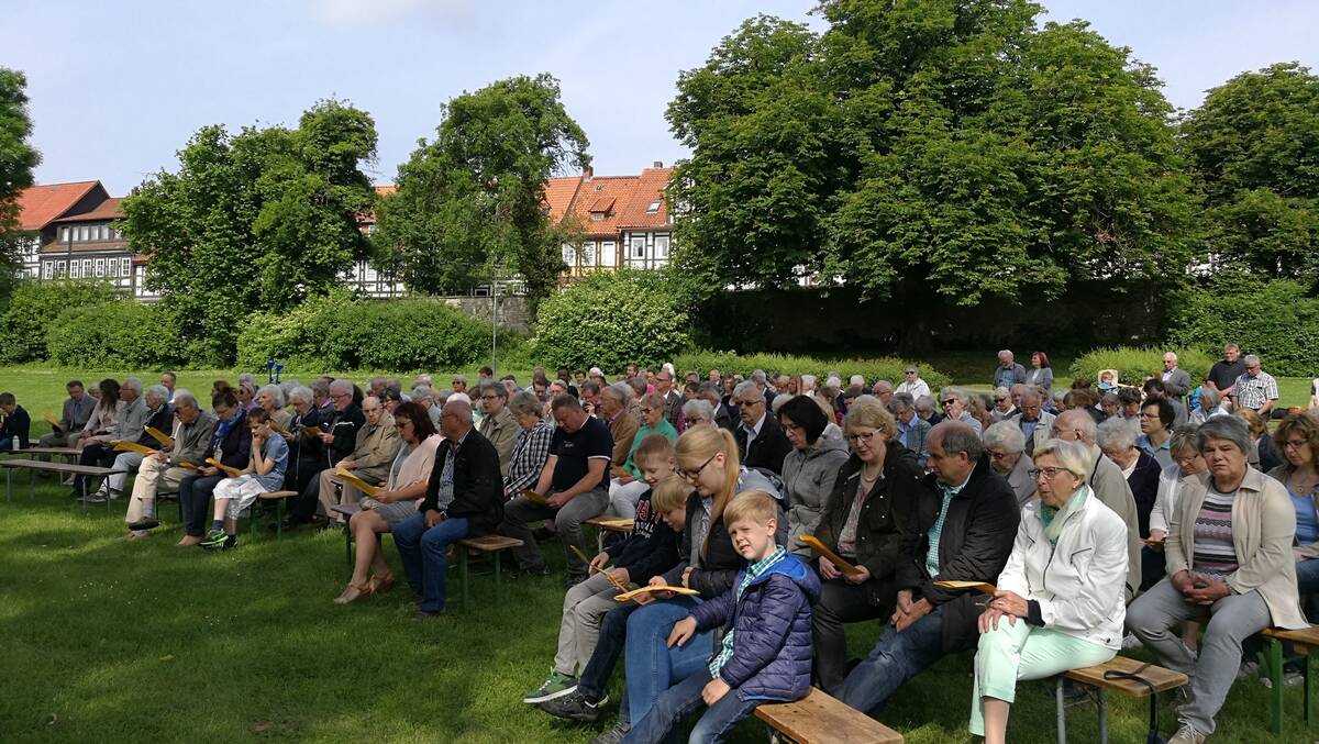 Die Gemeinde beim Pfingstfest 2017